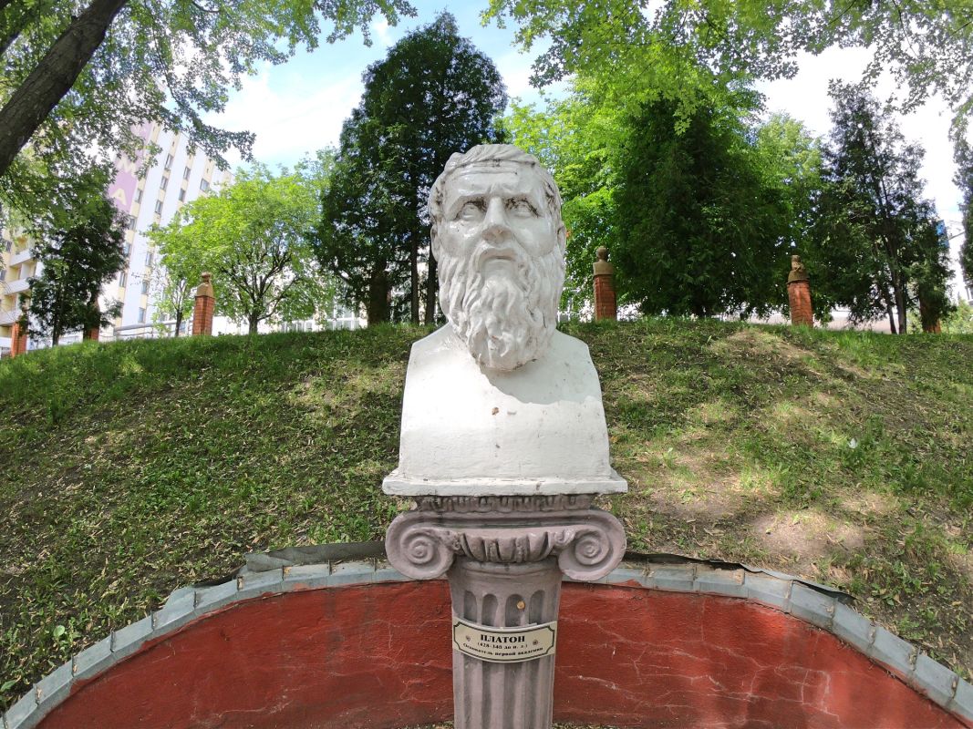 Древнегреческий сквер на территории МАУП