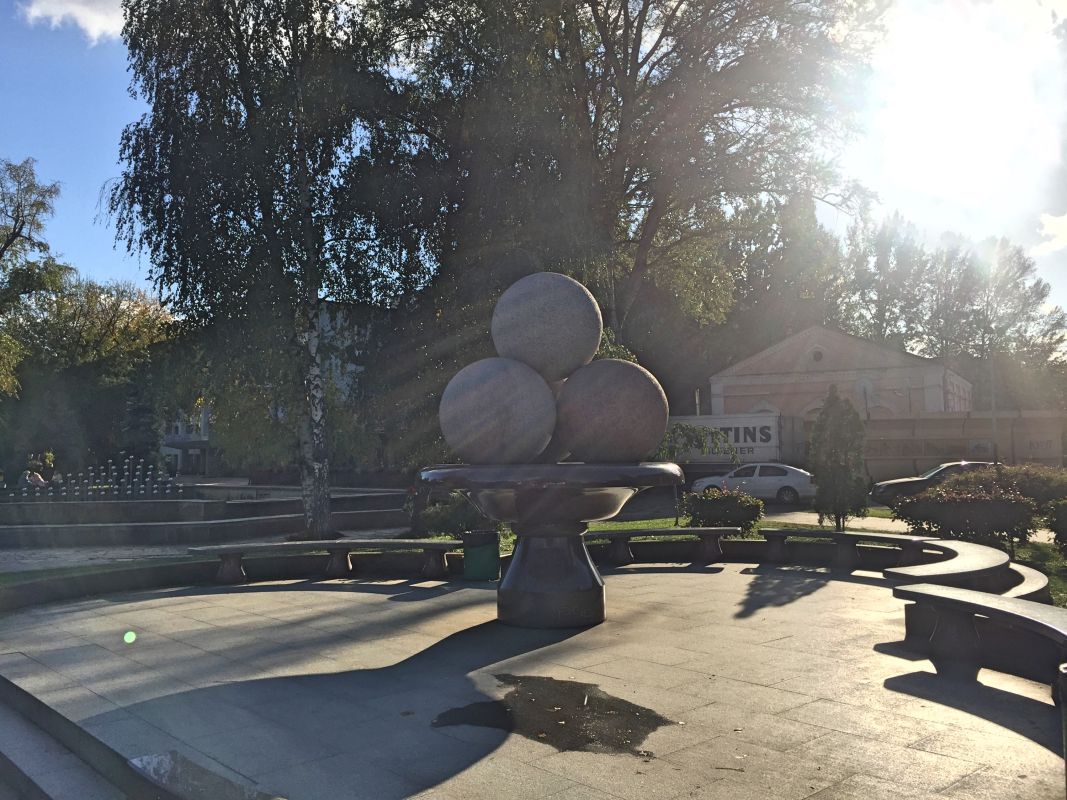 Скульптура мороженого Рудь в Житомире