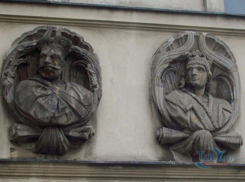 Дом под королями