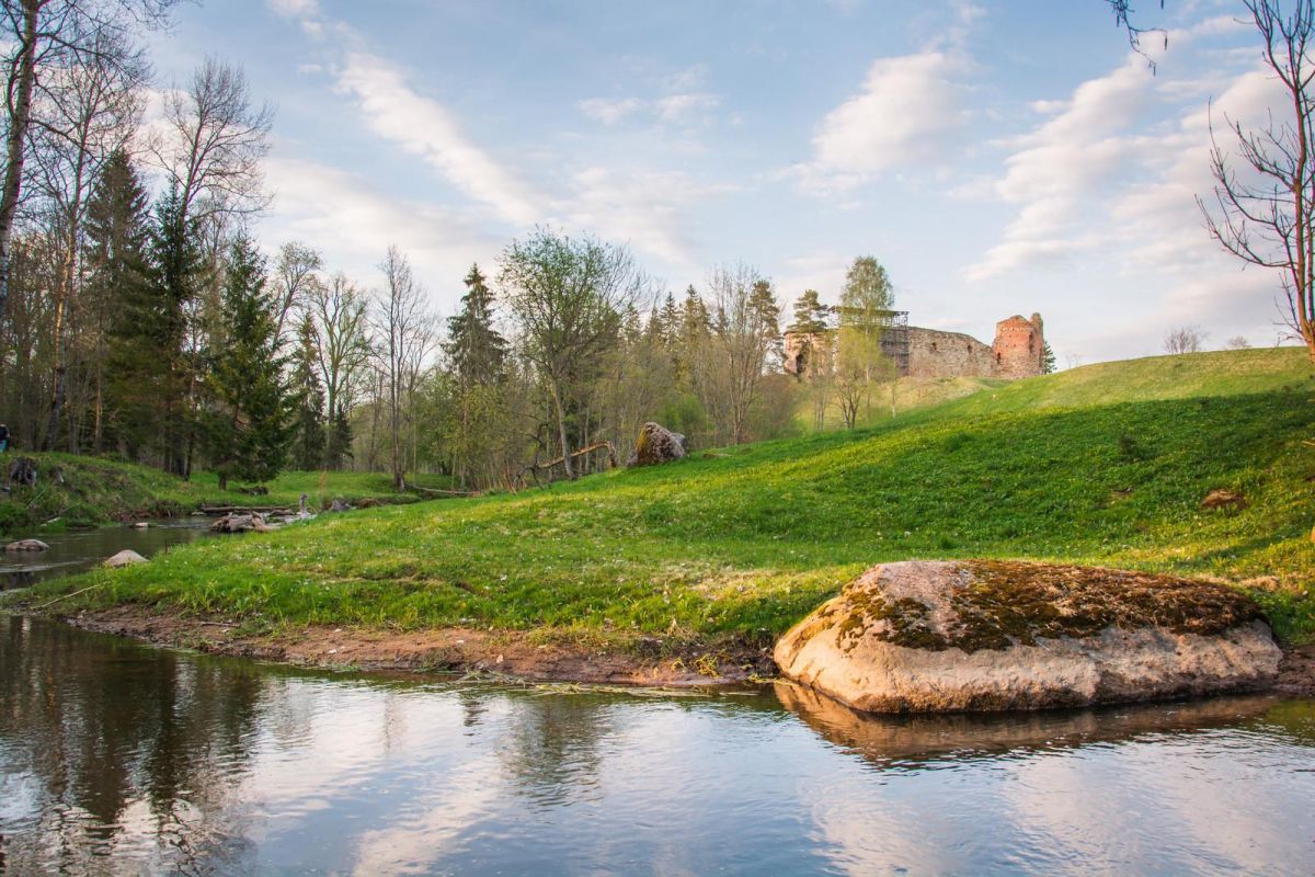 Развалины епископского замка Вастселийна