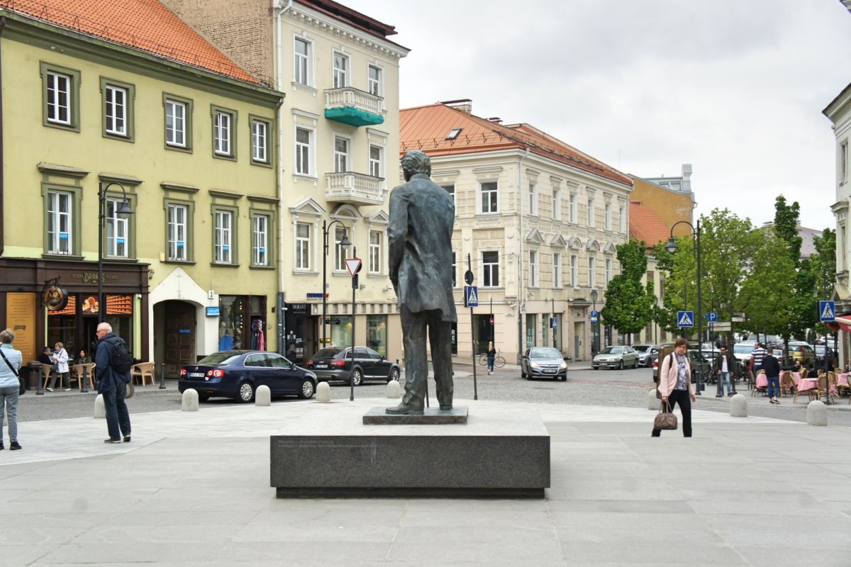 Памятник Йонасу Басанавичюсу