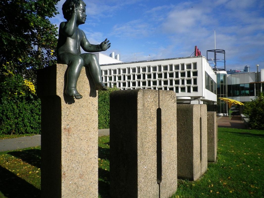 Скульптурная группа в честь рождения стотысячного жителя Тарту