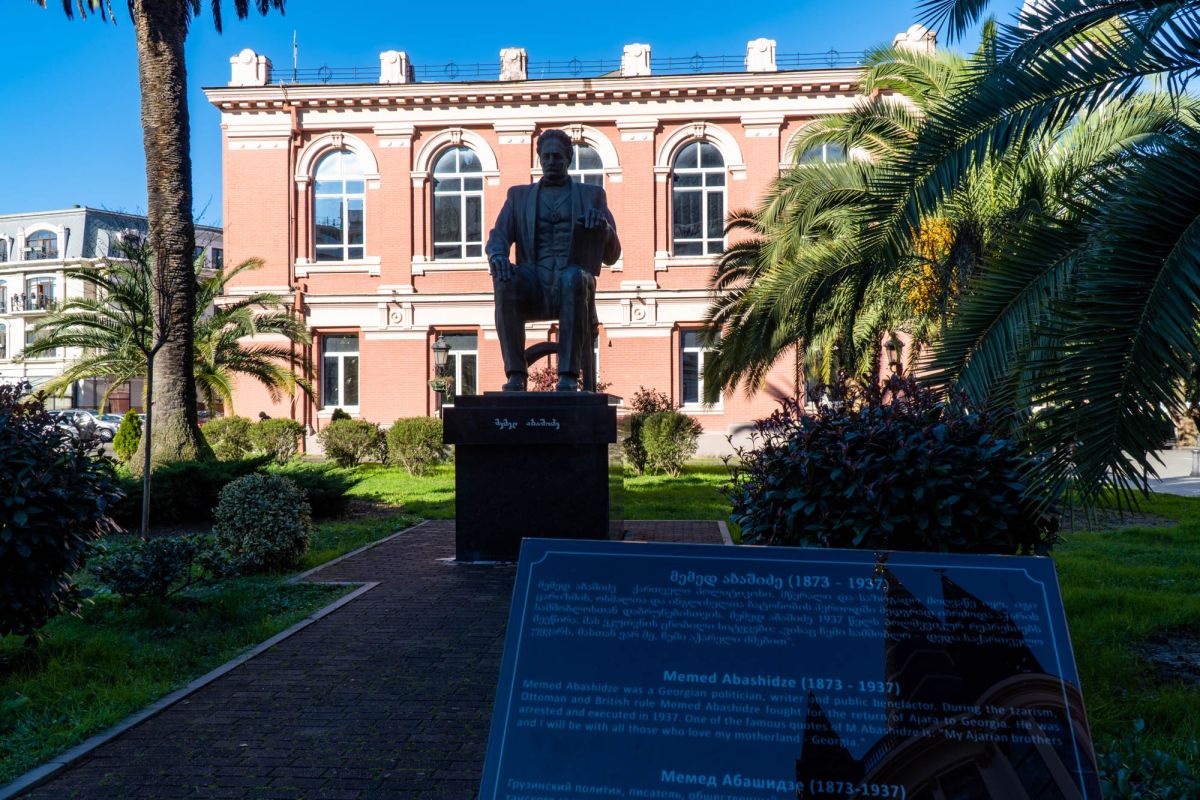 Памятник Мемеду Абашидзе