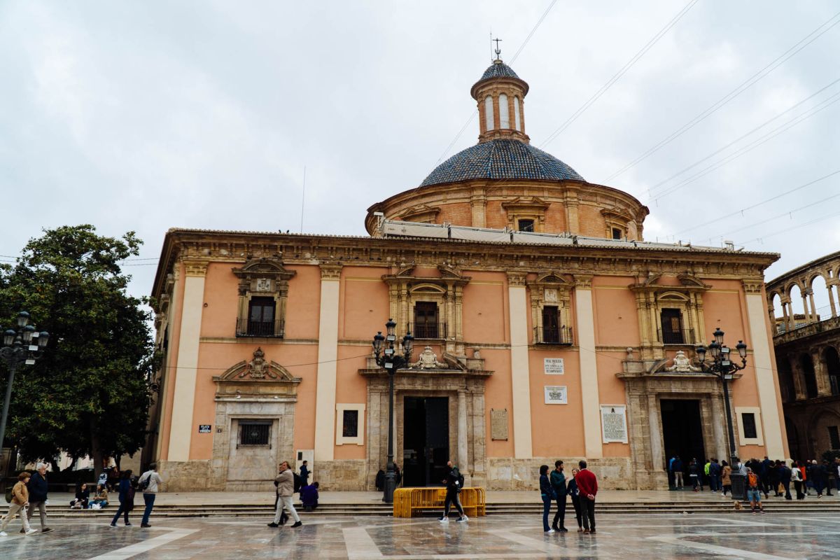 Площадь Богородицы (Plaza de la Virgen)