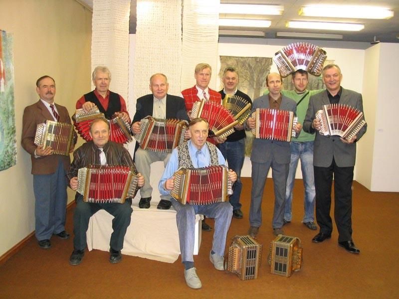 Памятный камень мастеру по изготовлению гармоник Аугусту Теппо