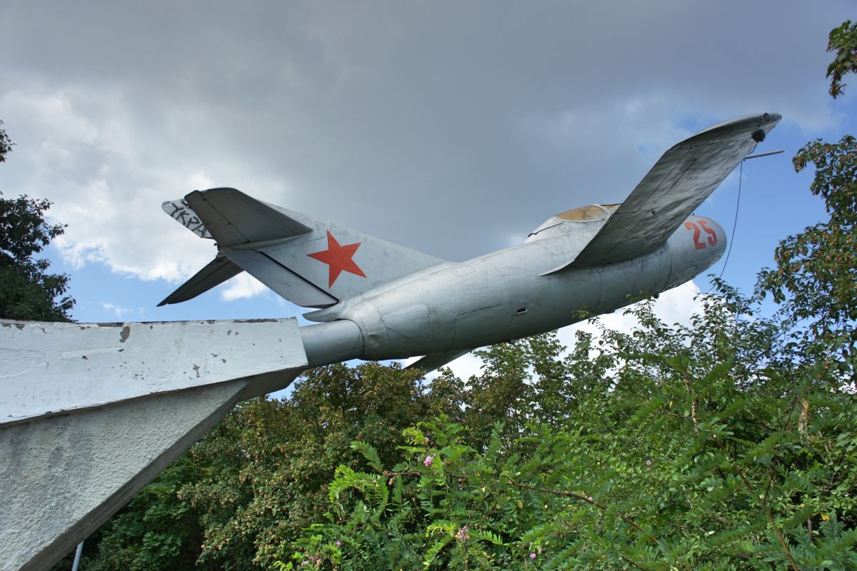 Памятник в честь Второй воздушной армии (МИГ-15)