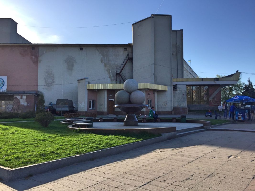 Скульптура мороженого Рудь в Житомире