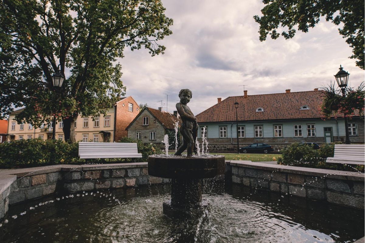 Скульптура «Мальчик с рыбой» на площади им. Йохана Лайдонера