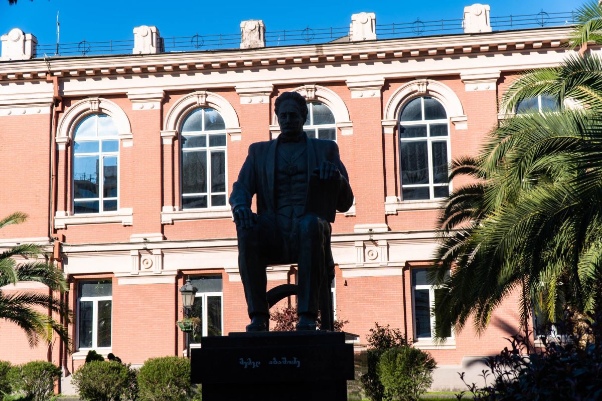 Памятник Мемеду Абашидзе