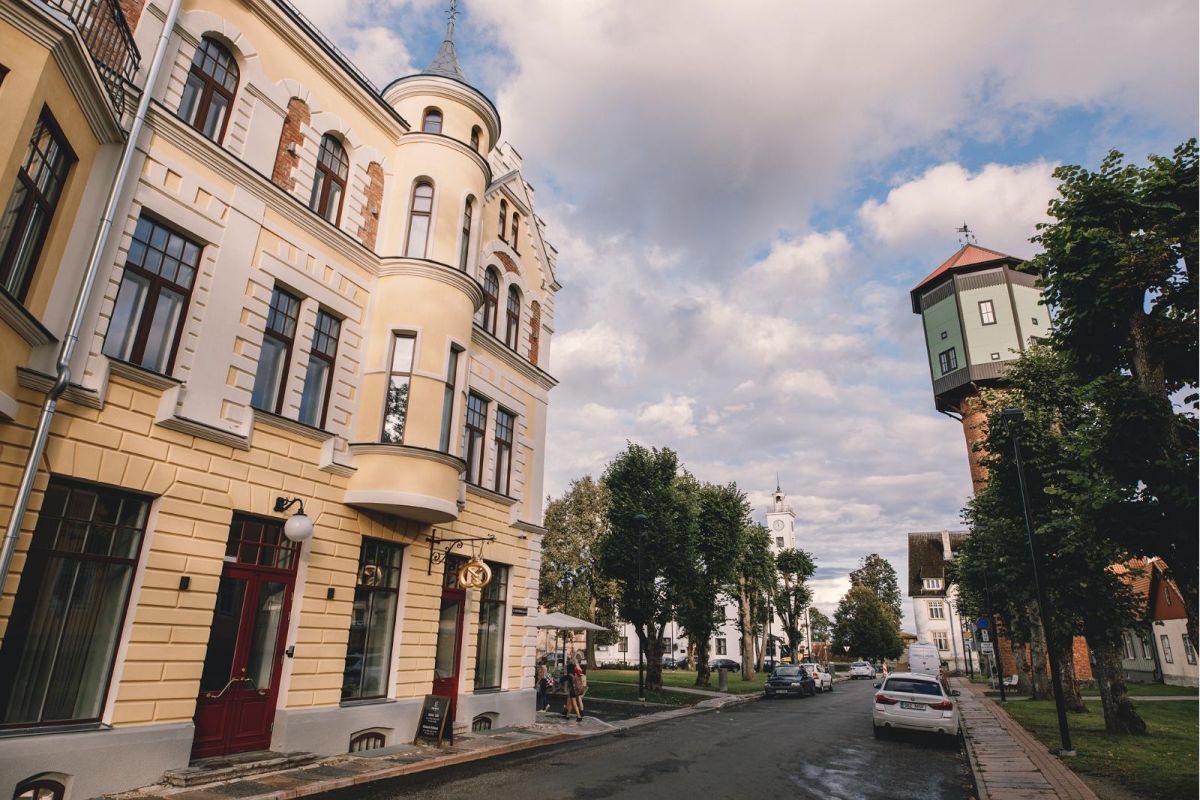 Скульптура «Мальчик с рыбой» на площади им. Йохана Лайдонера