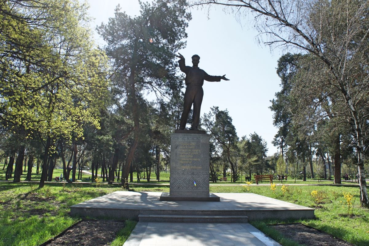 Памятник Андрею Малышко