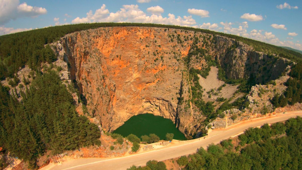 Красное озеро