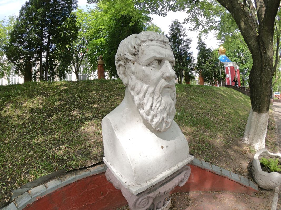 Памятник Платону на территории МАУП