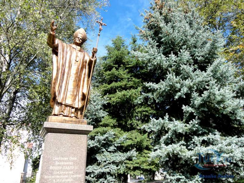 Памятник Иоанну Павлу II в Житомире