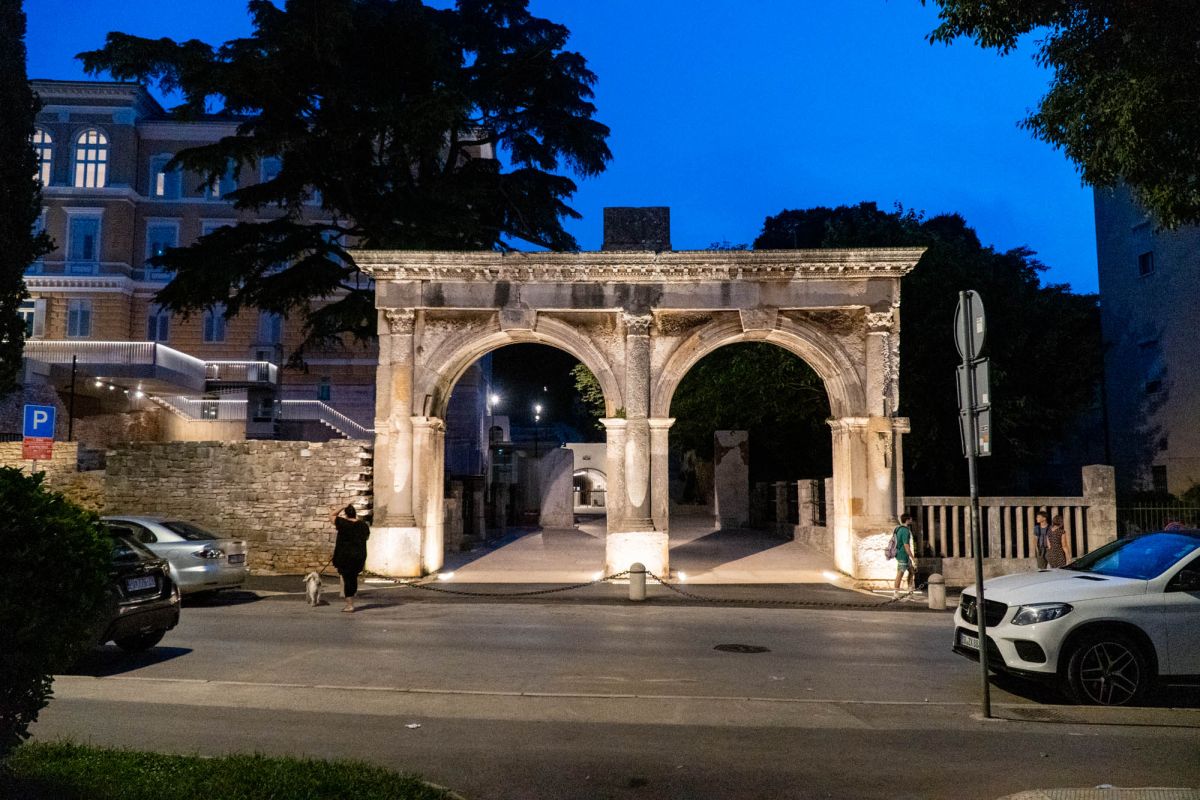 Двойные ворота и городские стены