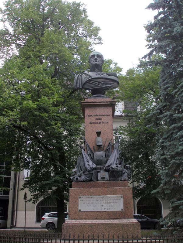 Памятник Барклаю де Толли