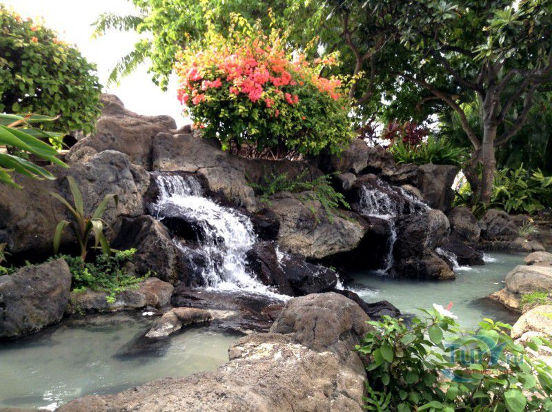 Композиция Водопад на камнях у Kuhio Beach