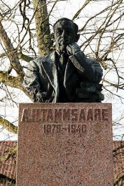 Памятник Антону Хансену Таммсааре в Ярва-Мадизе