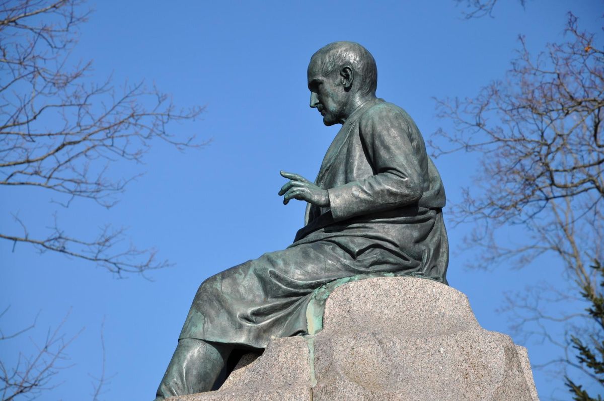 Памятник Фр. Р. Крейцвальду и парк на берегу озера Тамула