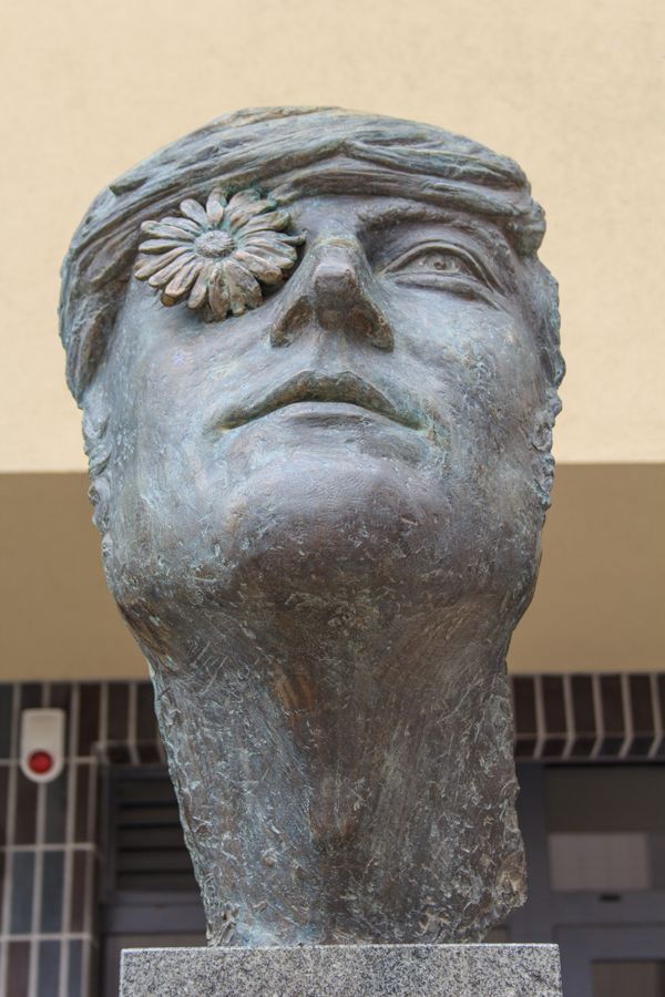 Памятник Джону Леннону