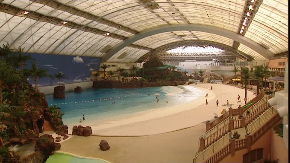 Аквапарк Ocean Dome («Океанский Купол») в Сигайе