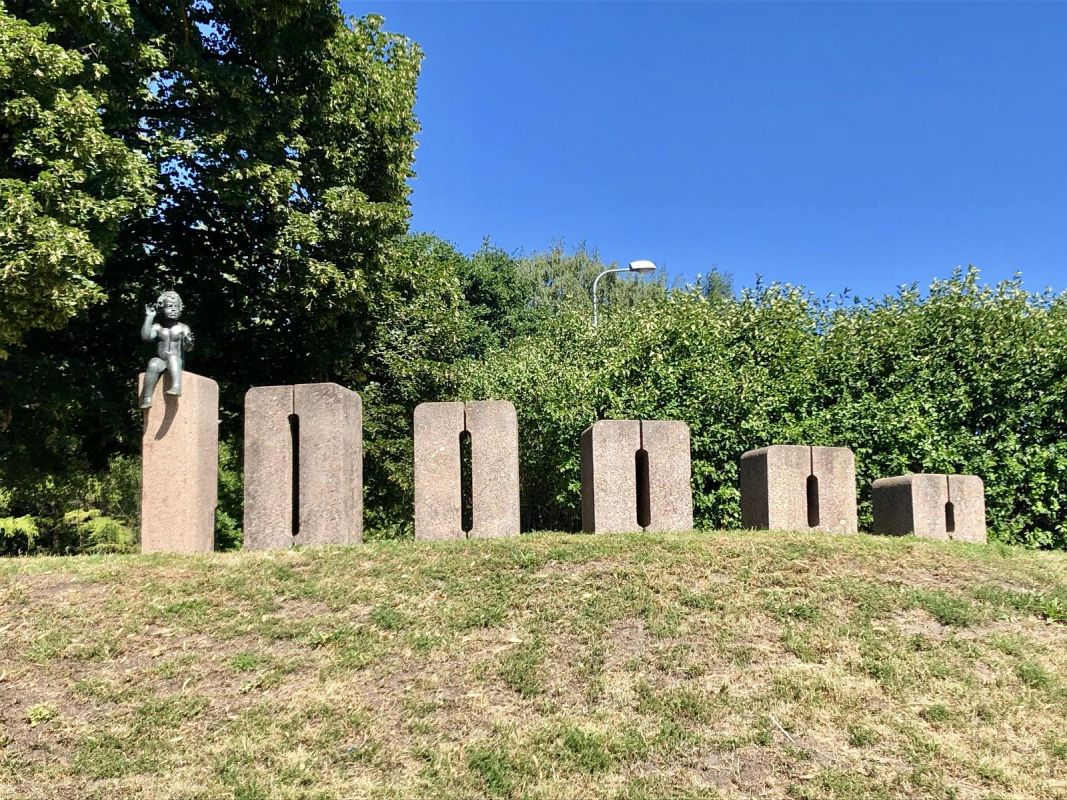 Скульптурная группа в честь рождения стотысячного жителя Тарту