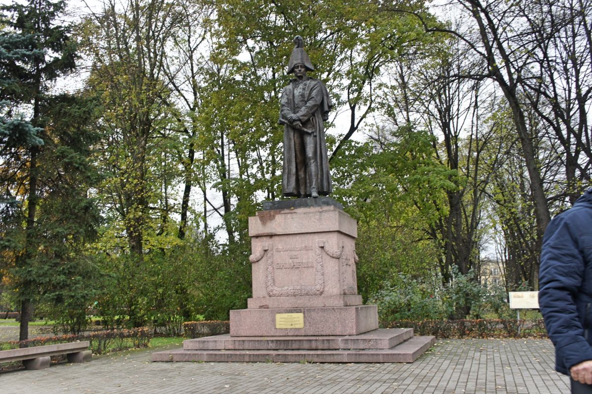 Монумент Михаилу Андрею Барка́лей‑де‑Толли