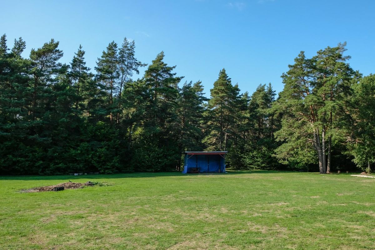 Теннисная и футбольная площадка у старого народного дома на острове Кихну