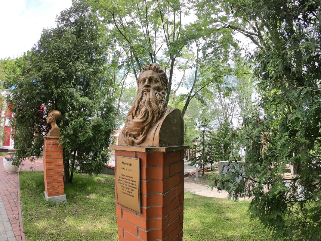 Памятник Моисею на территории МАУП