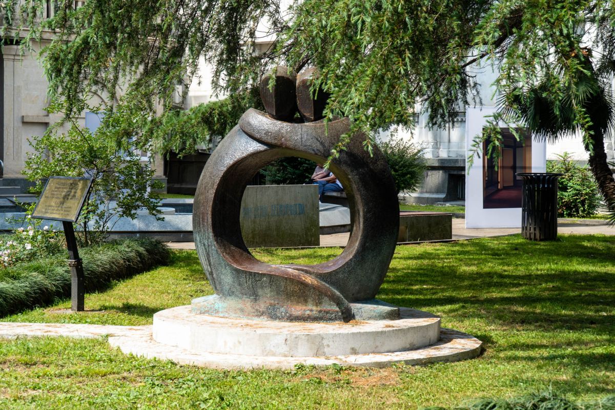 Скульптура Любовь