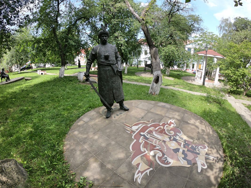 Памятник Хмельницкому Б.М. на территории Межрегиональной академии управления персоналом