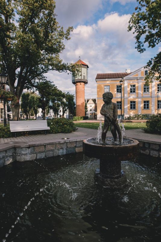 Скульптура «Мальчик с рыбой» на площади им. Йохана Лайдонера