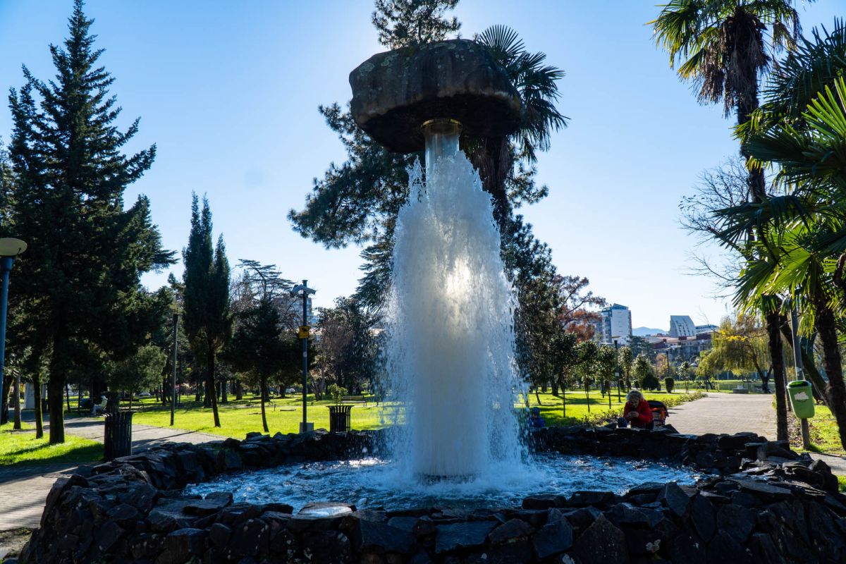 Фонтан «Висящий камень» в Батуми