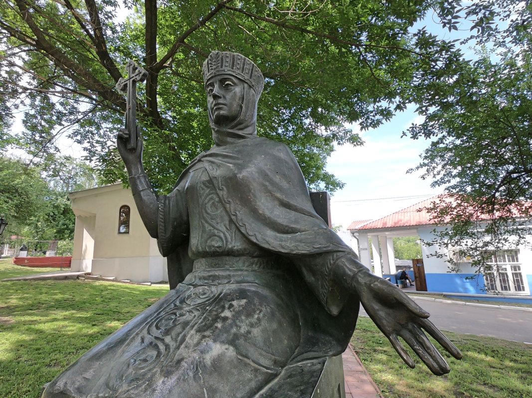 Памятник Княгине Ольге на территории Межрегиональной академии управления персоналом