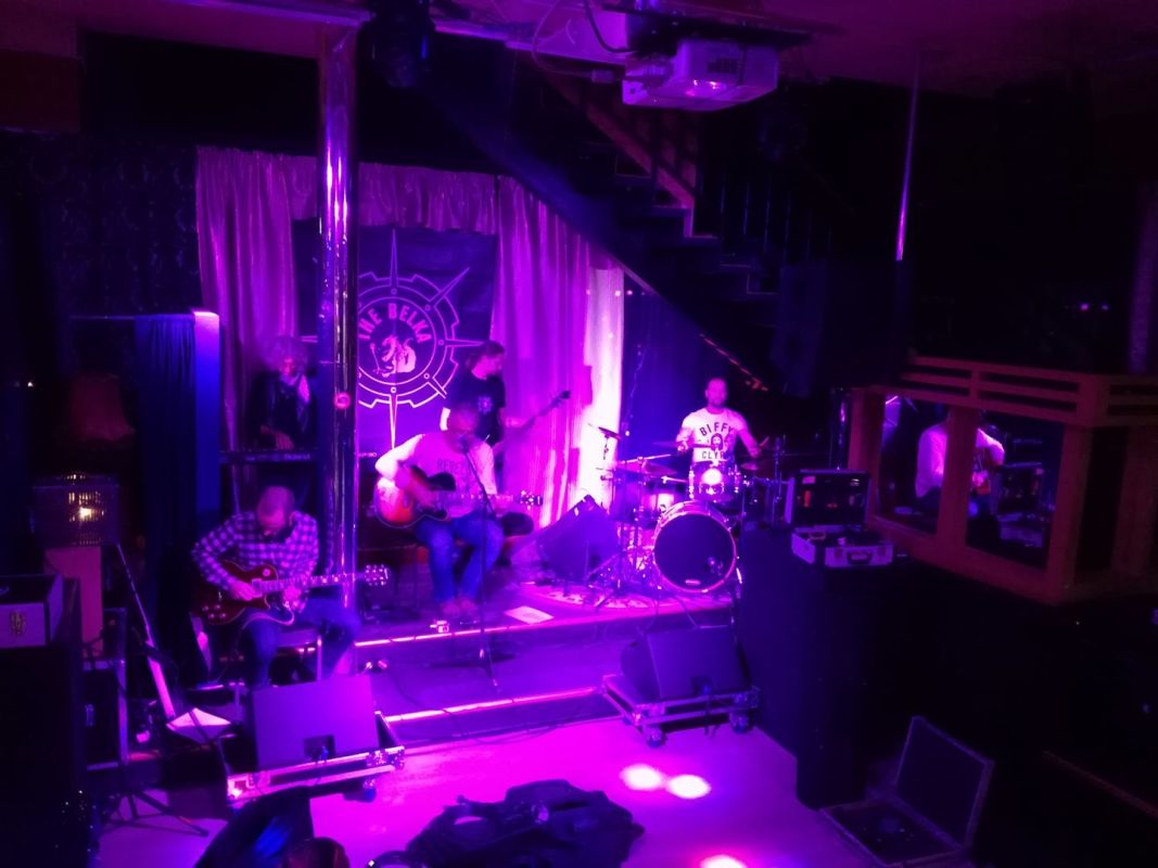 Ночной бар в стиле ретро 