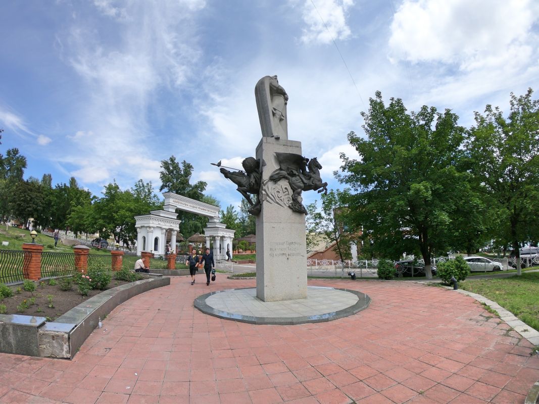 Памятник Князю Святославу на территории МАУП