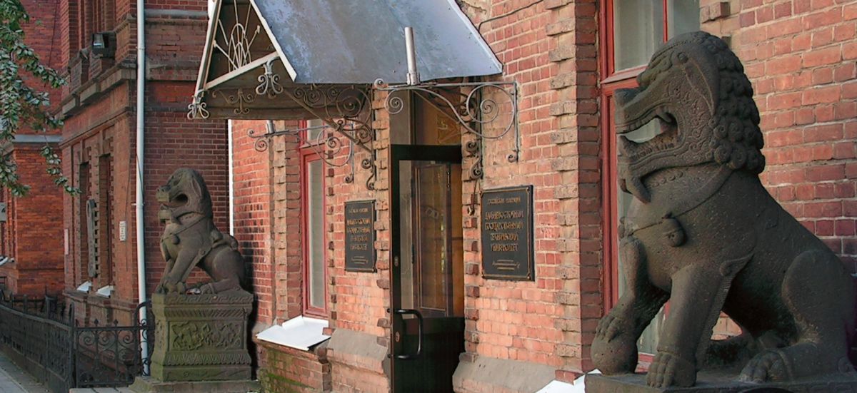 Львы Восточного института во Владивостоке