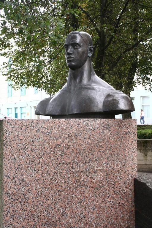 Памятник Альфреду Нейланду