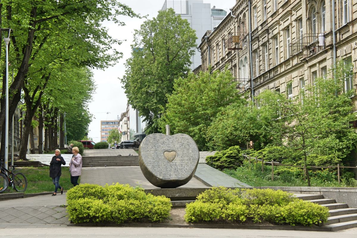 Скульптура Яблоко