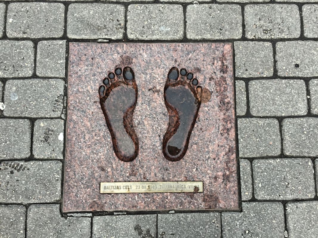 Памятник Балтийскому пути в Риге