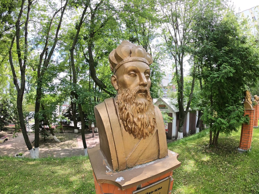 Памятник Лао-Цзы на территории Межрегиональной академии управления персоналом