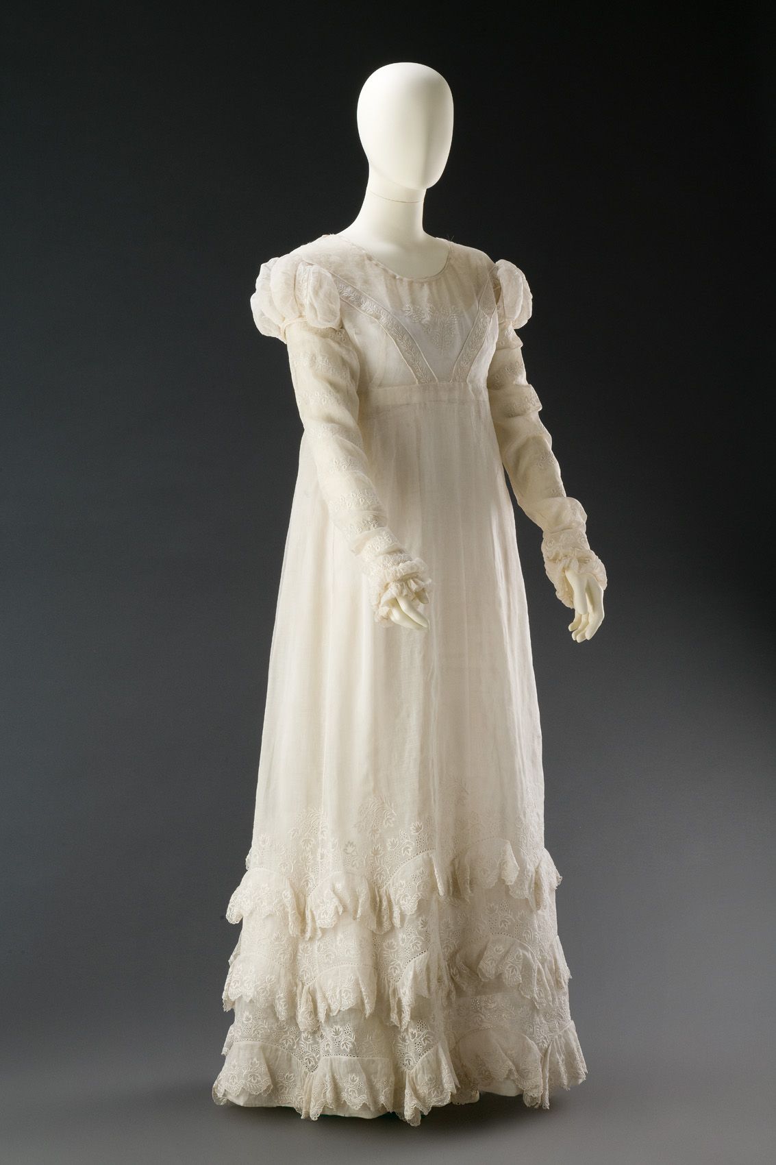 Выставка ИСКУССТВО, ЖИЗНЬ в музее декоративно-прикладного искусства