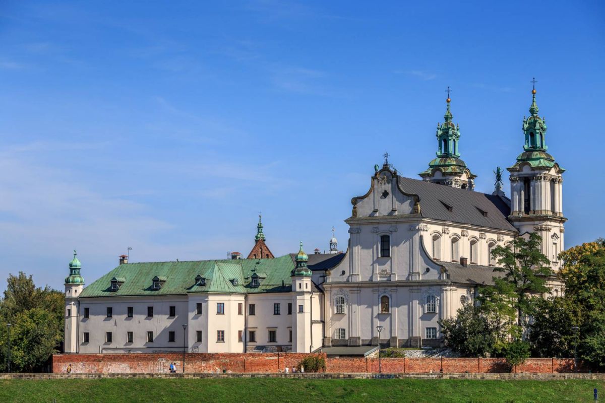 Костел на взгорье Скалка