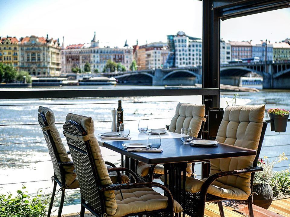 MANÚ Risto & Lounge