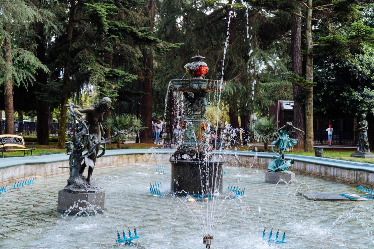 Фонтан рядом с летним театром