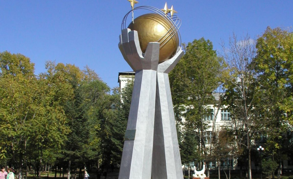 Памятник дружбы в Биробиджане