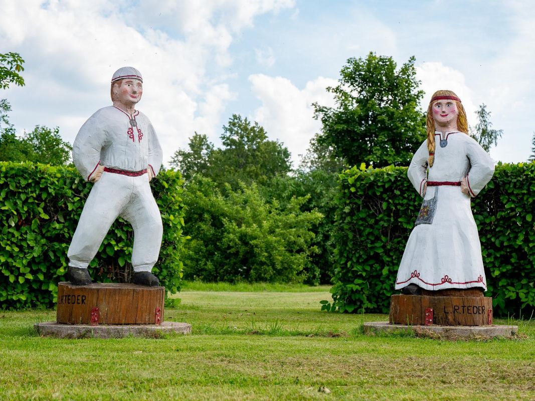 Деревянные скульптуры в Мульгимаа