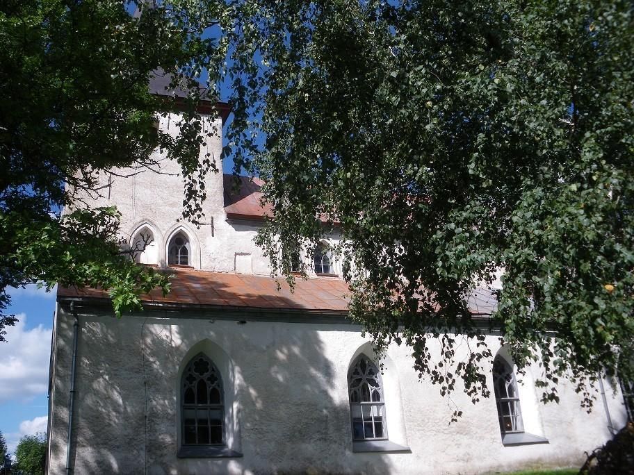 Церковь в Урвасте и кладбище на берегу озера Ухтъярв