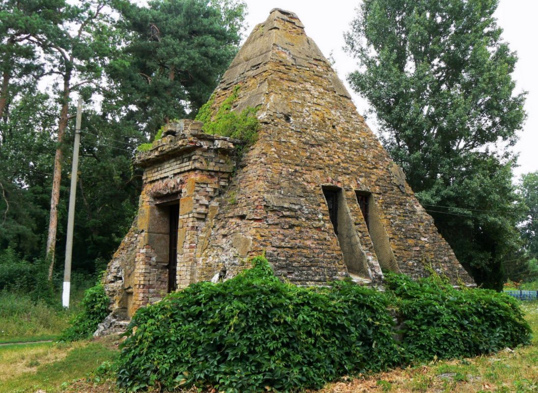 Пирамида-усыпальница Закревских