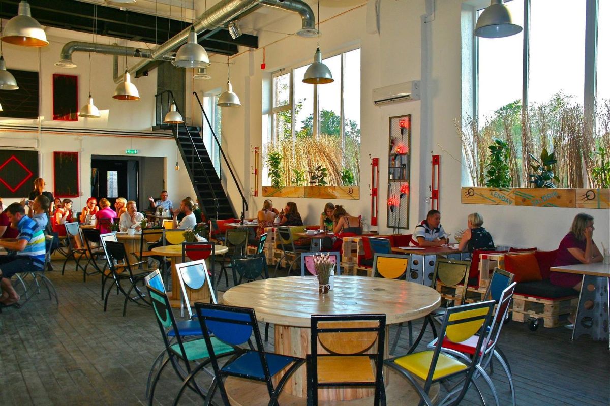 Ресторан Lendav Taldrik («Летающая тарелка»)